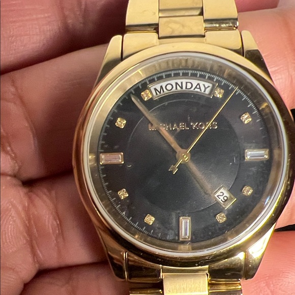 Michael Kors Elegant Gold and Black Timepiece - Picture 2 of 5